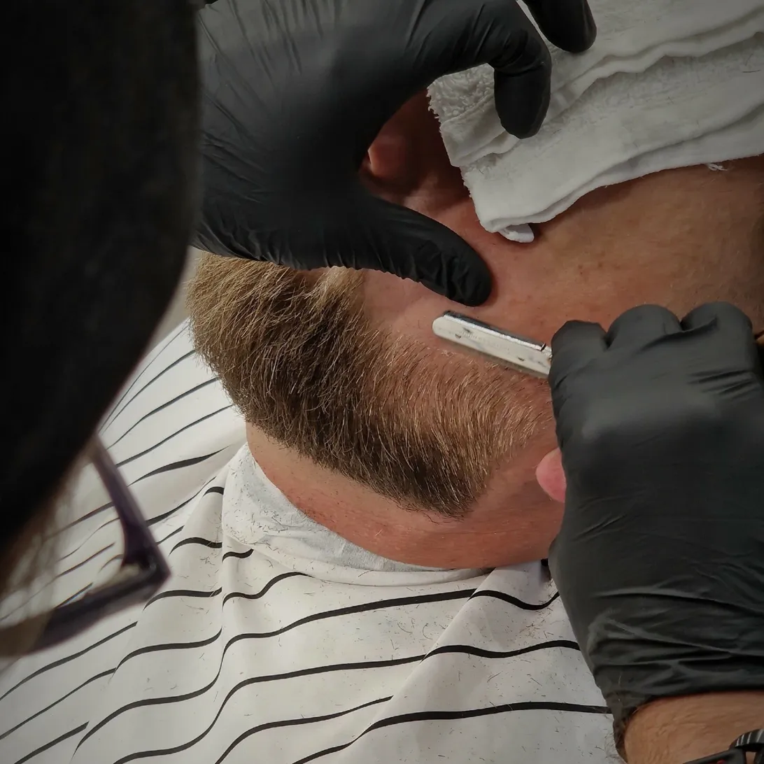 Strzyżenie męskie — klasyczne cięcie nożyczkami wykonane w THE ONE Barbershop Wadowice
