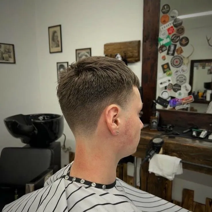 Wnętrze THE ONE Barbershop Wadowice — barber przy pracy