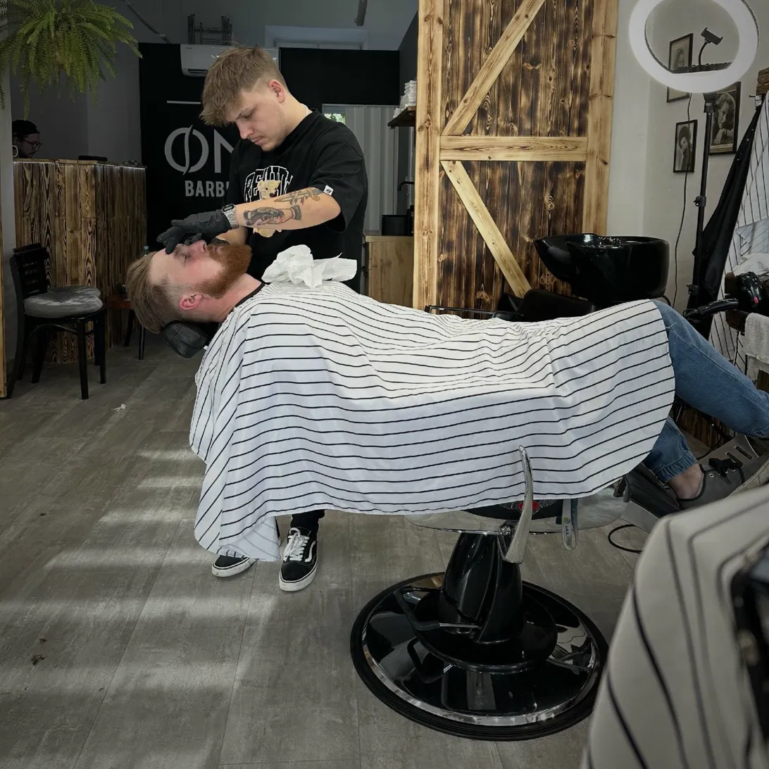 Wnętrze THE ONE Barbershop Wadowice — barber przy pracy