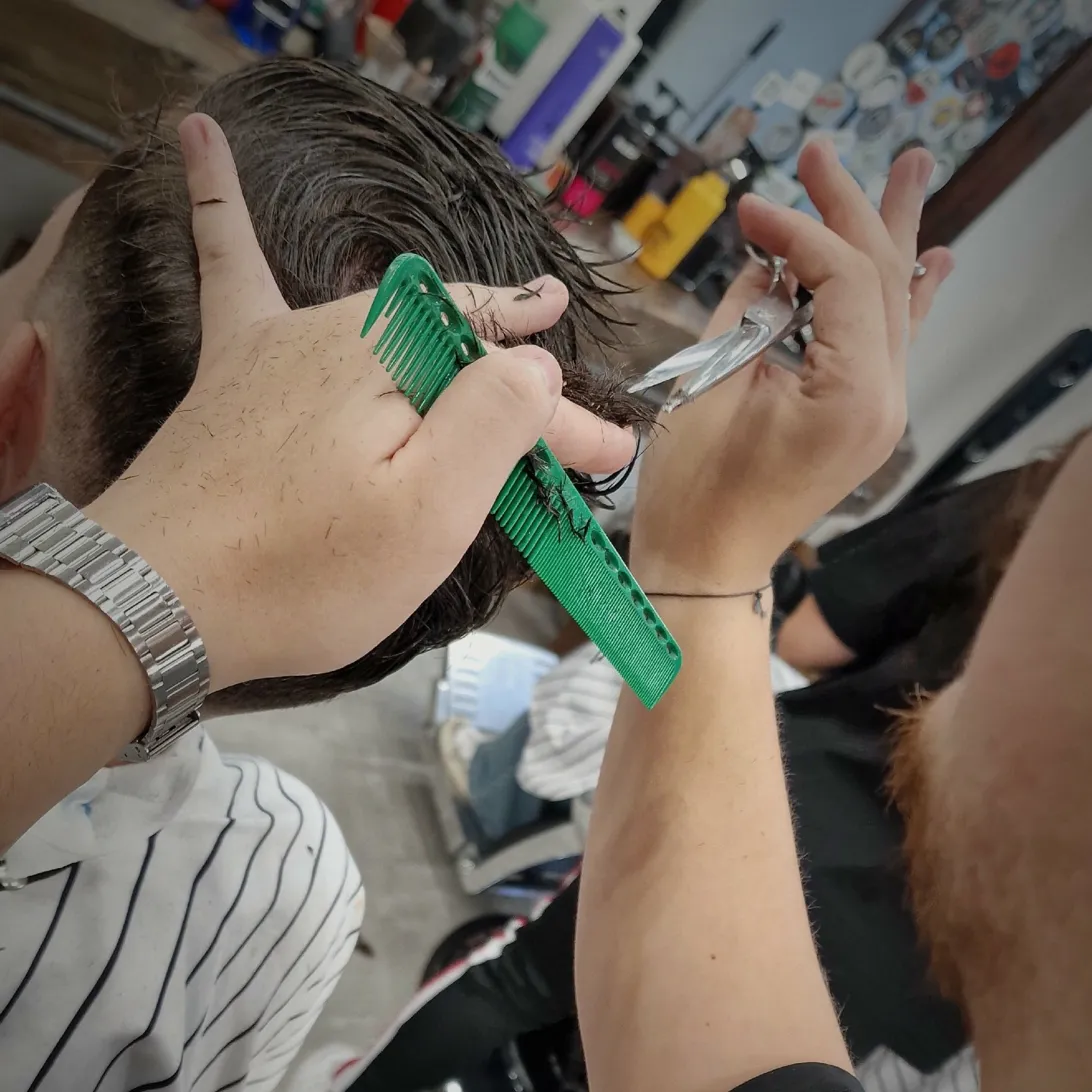Strzyżenie męskie — klasyczne cięcie nożyczkami wykonane w THE ONE Barbershop Wadowice